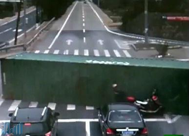 سائق دراجة نارية  ينجو من موت محقق تحت شاحنة بالصين